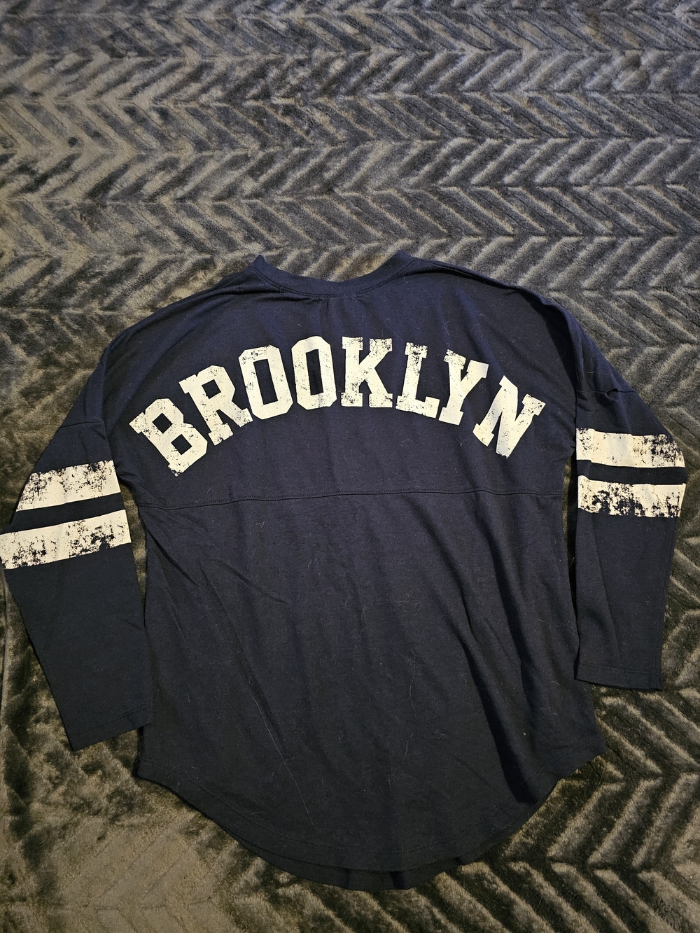 🖤🏙️ Brooklyn Graphic Long Sleeve Tee – Women’s Small 🏙️🖤